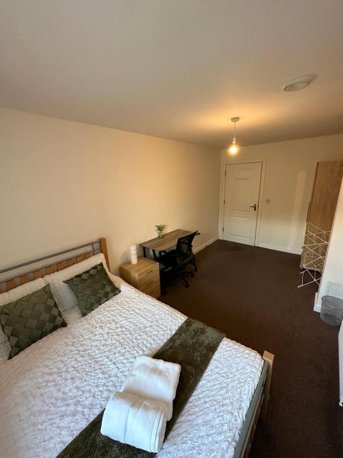 New Build 2 Bedroom With 2 Bath In Londra