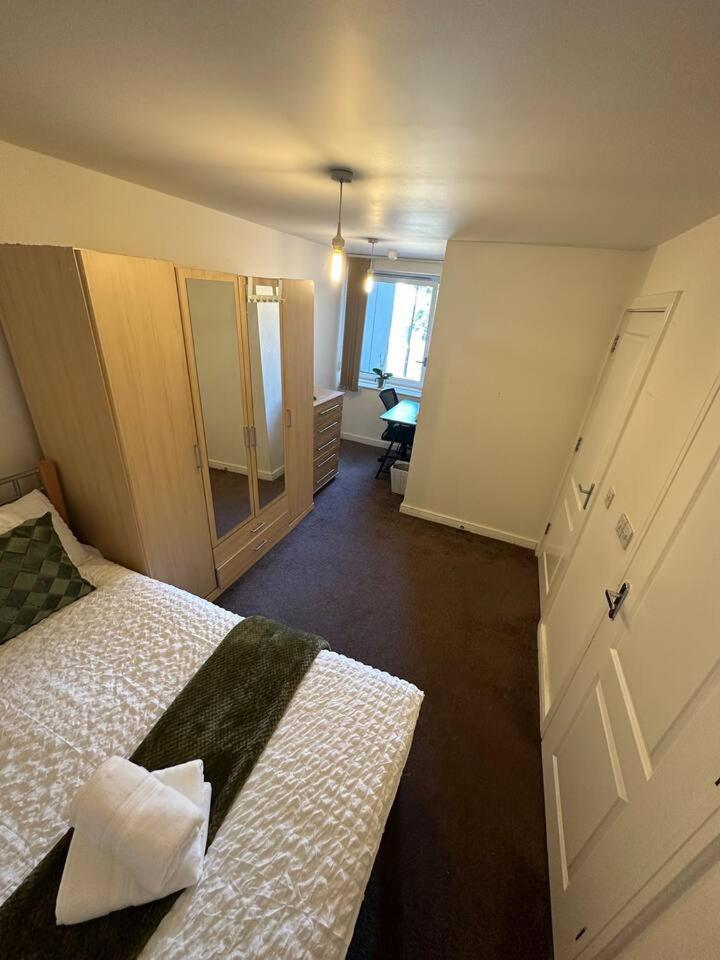 New Build 2 Bedroom With 2 Bath In Londra
