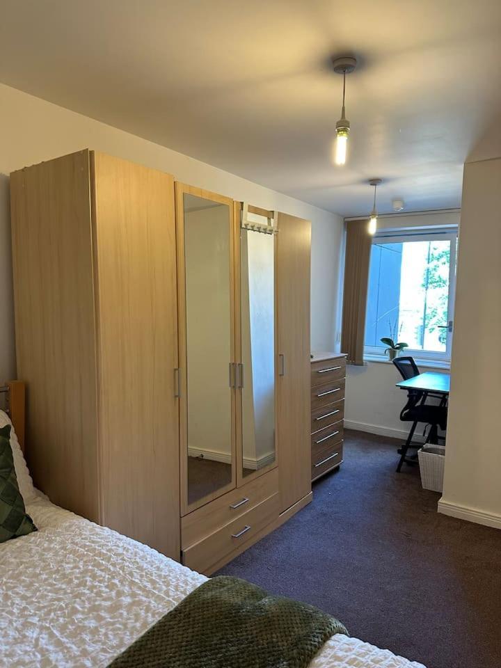 New Build 2 Bedroom With 2 Bath In Appartamento Londra